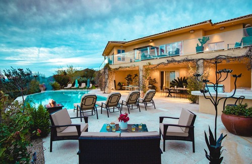 Cave Creek House | Vista Verde by AvantStay | Isolated Villa w/ Putting Green, Pool, Fire pit!