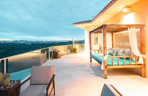 Cave Creek House | Vista Verde by AvantStay | Isolated Villa w/ Putting Green, Pool, Fire pit!