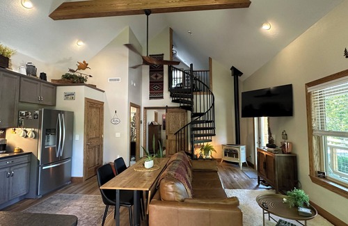 Stecoah Cabin | Vista views of the Smoky Mountains and close to Bryson City!