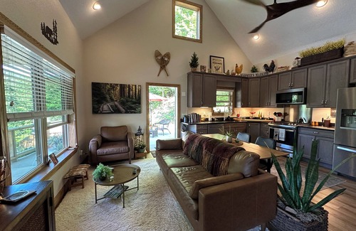 Stecoah Cabin | Vista views of the Smoky Mountains and close to Bryson City!