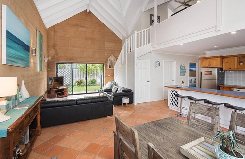 Dunsborough House | Vitamin Sea- WIFI, secure courtyard, Wood fire