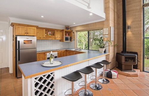 Dunsborough House | Vitamin Sea- WIFI, secure courtyard, Wood fire