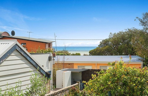 Dunsborough House | Vitamin Sea- WIFI, secure courtyard, Wood fire