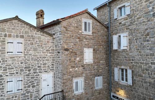 Old Town Apartment | VivaV