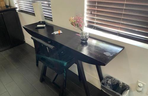 Northeast Miami Apartment | Vive Zen Queen Room