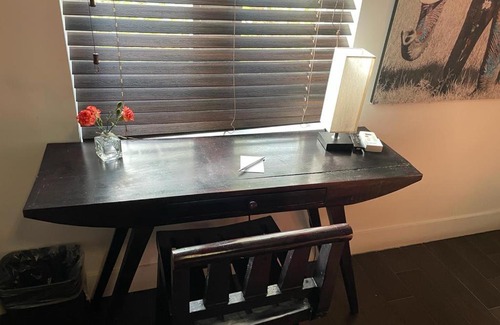 Northeast Miami Apartment | Vive Zen Queen Room