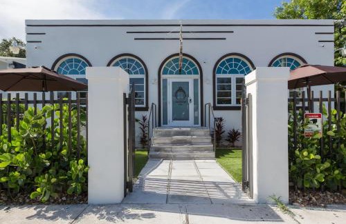 Northeast Miami Apartment | Vive Zen Queen Room
