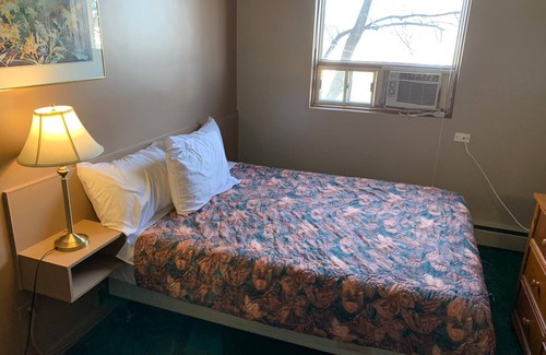 Neepawa Hotel | Vivian Motor Hotel