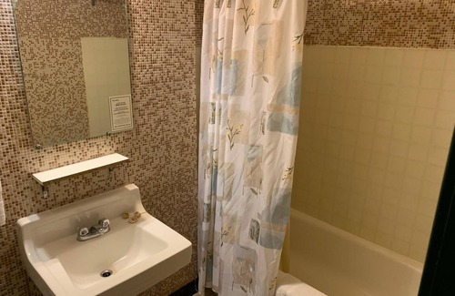 Neepawa Hotel | Vivian Motor Hotel