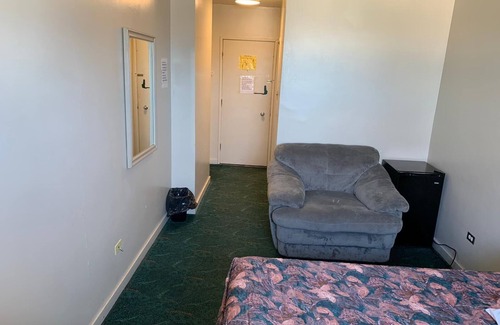 Neepawa Hotel | Vivian Motor Hotel