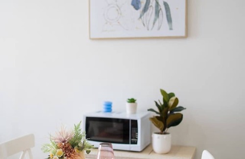 Bankstown Apartment | Vivid Condo 1B1B in Bankstown