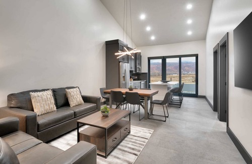Moab South Valley Condo | Vizcaya #4 - Moab's Newest Luxury Rental (Hot Tub)