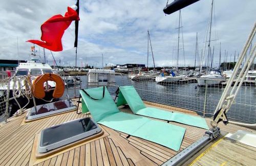 Ouistreham Boat Rental | Voilier confortable en bois