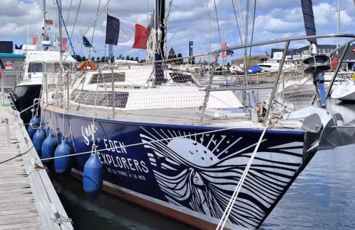 Ouistreham Boat Rental | Voilier confortable en bois