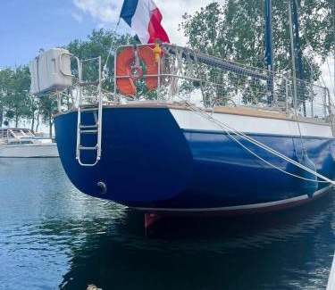 Ouistreham Boat Rental | Voilier confortable en bois