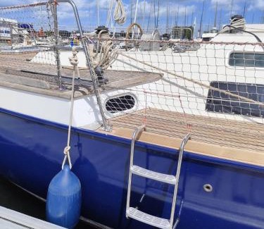 Ouistreham Boat Rental | Voilier confortable en bois