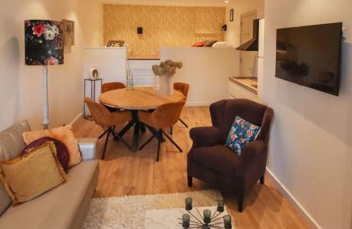 Volendam Apartment | Volendam Lakeside Retreat - 20 min from Amsterdam