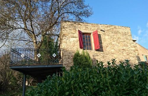 Mons Apartment | Volets rouges