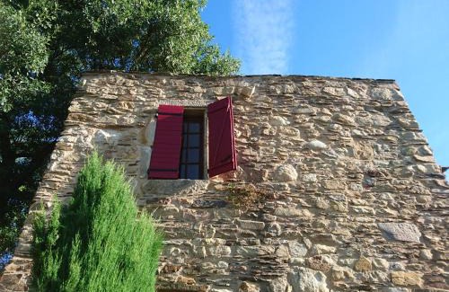 Mons Apartment | Volets rouges