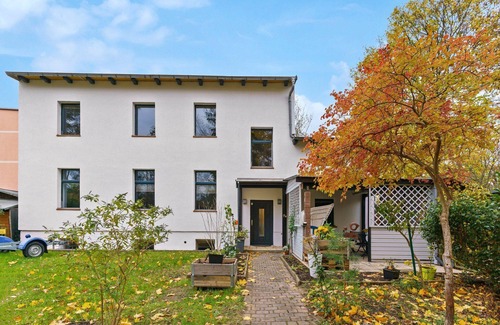 Eichwalde Apartment | Vorstadtoase für 2 - Netflix, Parkplatz, Nähe BER, Queensize-Bett