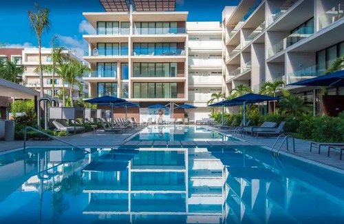 Downtown Condo | VOTED MOST LUXURIOUS! MODERN 3 Bedroom 100 steps to White Sand & Turquoise Water
