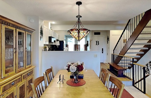 McHenry House | VOW 28 Beary Cozy | Ski In/Ski Out, Hot Tub, Lake Access