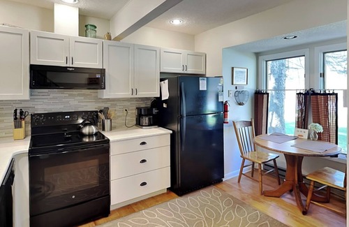 McHenry House | VOW 28 Beary Cozy | Ski In/Ski Out, Hot Tub, Lake Access