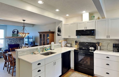 McHenry House | VOW 28 Beary Cozy | Ski In/Ski Out, Hot Tub, Lake Access