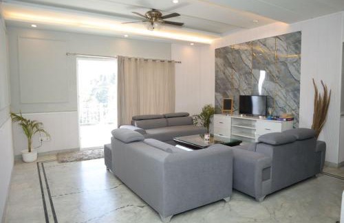 Mussoorie Bed & Breakfast | Voyager's Cottage - 05 Mins from Mall Road # Own Parking # Mountain View Rooms