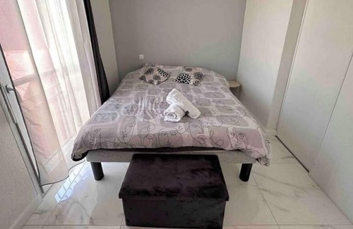 Eysines Apartment | Vrbo Property