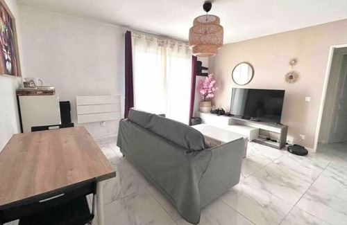 Eysines Apartment | Vrbo Property