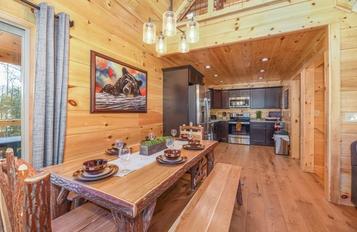 Gatlinburg - Pigeon Forge Cabin | VRBO TOP 10 AWARD 🌟MOONSHINE PEAK CHALET-VOTED#1 IN GATLINBURG, TN