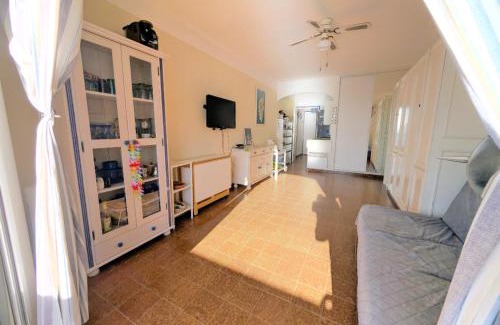 Tiuccia Apartment | Vue mer pieds dans l'eau grand appart privé T1 bis avec cuisine équipée et salle d'eau Opportunité sur la plage