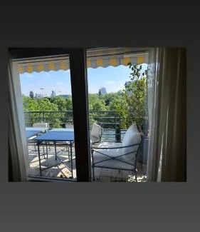 Issy-les-Moulineaux Apartment | Vue sur Tour Eiffel