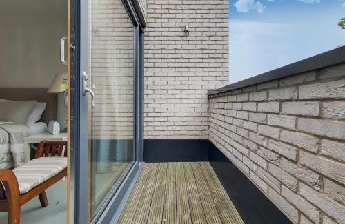 Ravenscourt Park House | VW5 - Luxury 3 Bed Townhouse with Parking - by Short Stories London