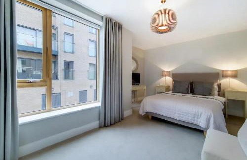 Ravenscourt Park House | VW5 - Luxury 3 Bed Townhouse with Parking - by Short Stories London