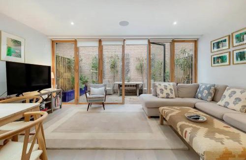 Ravenscourt Park House | VW5 - Luxury 3 Bed Townhouse with Parking - by Short Stories London