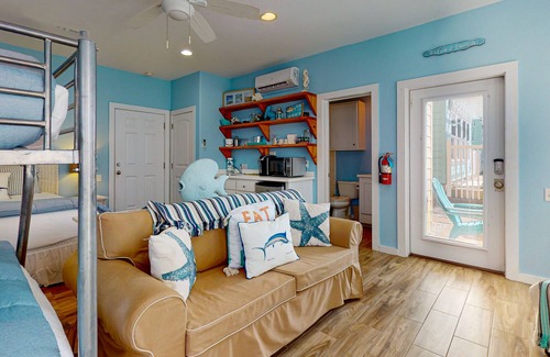 Port Aransas Apartment | VWST47 Efficiency studio, Gated community at Village Walk, 2 Shared Pool, Near Beach!