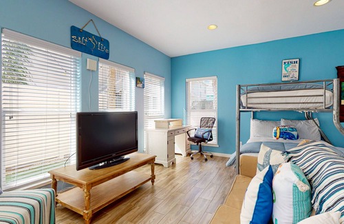 Port Aransas Apartment | VWST47 Efficiency studio, Gated community at Village Walk, 2 Shared Pool, Near Beach!