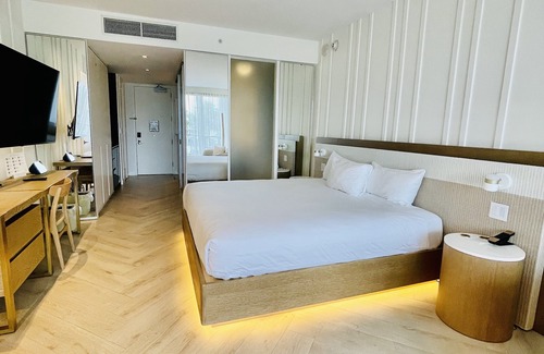 South Beach Hotel | W Hotel South Beach residence suite with balcony