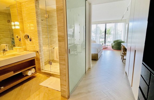 South Beach Hotel | W Hotel South Beach residence suite with balcony