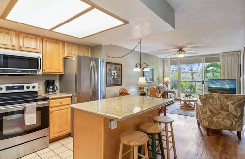 Kihei Condo | W/M DISCOUNTS + FULL KITCHEN + COMFY KING + GREEN VIEW + RESERVED PARKING SPOT