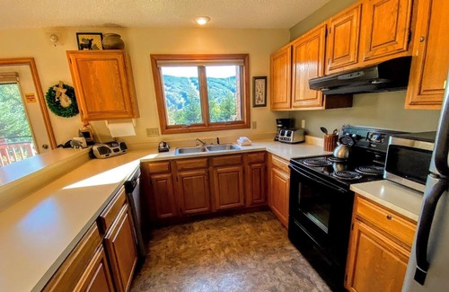 Bretton Woods House | W22 As Seen On TV! Cozy Bretton Woods condo with gorgeous views of the Ski Area; Fast WiFi, Cable!