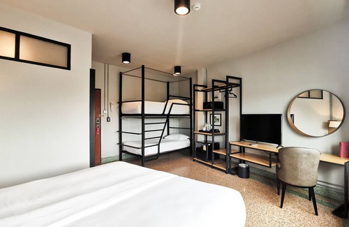 Pom Prap Hotel | W22 by Burasari
