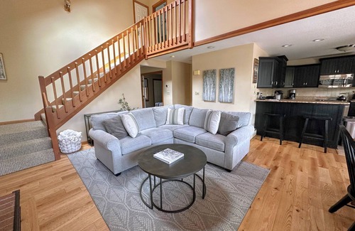 Bretton Woods House | W59 Mount Wash Place Townhome, AC, fireplace, large deck, yard, 1 min to skiing!