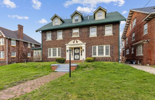 Cleveland House | Wade Manor: Game-room, Gym, Office and Fenced in Backyard