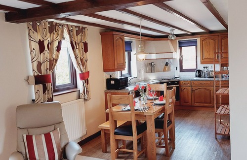 Garthmyl Cottage | WAGGONERS COTTAGE, family friendly, with hot tub in Garthmyl