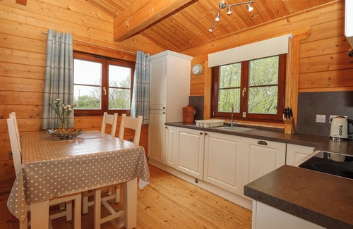 Badwell Ash Cottage | WAGTAIL LODGE, with hot tub in Badwell Ash