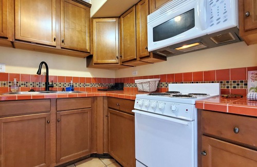 McCully - Moiliili Apartment | ☄Waikiki 1 Bedroom w/Pool A/C & Free Parking