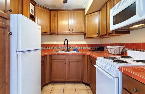 McCully - Moiliili Apartment | ☄Waikiki 1 Bedroom w/Pool A/C & Free Parking